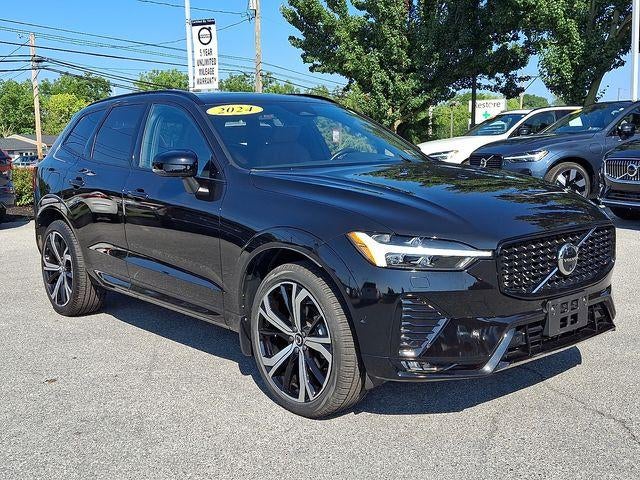 2024 Volvo XC60 B5 AWD Ultimate Dark Theme in Onyx Black Metallic — front three-quarter view